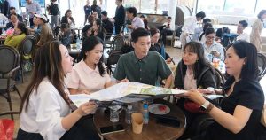 Khách hàng tham khảo bản đồ quy hoạch tại sự kiện giới thiệu Vịnh Tiên