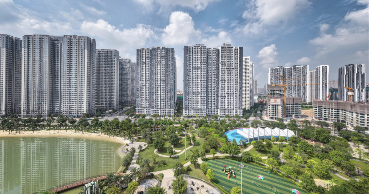 Toàn cảnh khu đô thị với hồ nước, cây xanh và các tòa căn hộ cao tầng thuộc dòng Imperia
